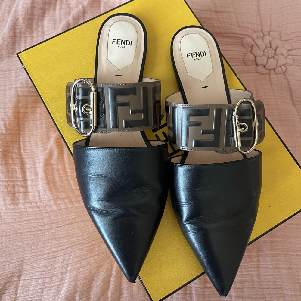 FENDI FF LOGO BUCKLE MULE FLATS🌟👡👡🥿🥿🌟🌟